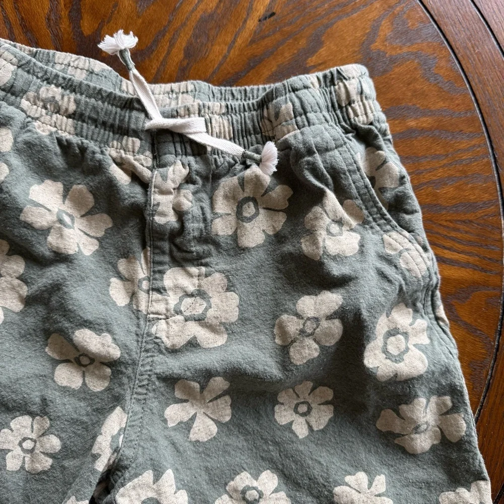 GAP Khaki Cream Floral Shorts Relaxed Fit